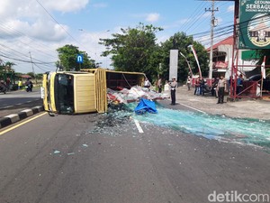 Pecah Ban, Truk Muatan Kaca Terguling di Jalan Solo-Semarang Boyolali