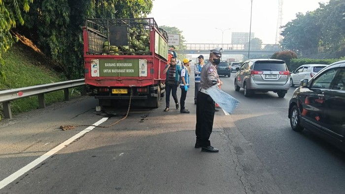 Kecelakaan truk Elpiji menabrak belakang truk tronton di Tol JORR, Rabu (27/8/2025) pagi.
