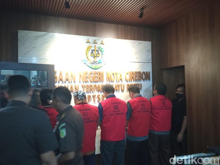 Kejari Kota Cirebon menetapkan 6 orang sebagai tersangka dalam kasus dugaan korupsi pembangunan gedung Setda Kota Cirebon