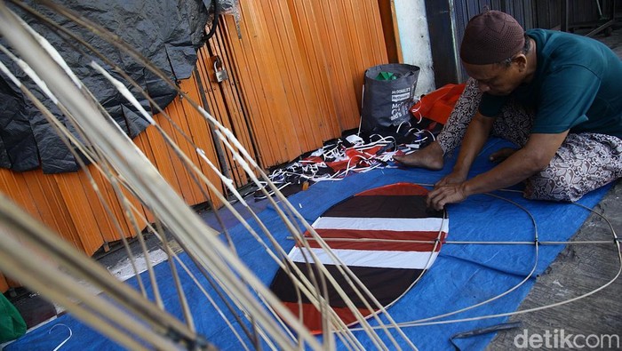 Kemarau Basah Bikin Penjualan Layang-layang Tak Menentu Helmi, warga Pondok Aren, menyelesaikan pembuatan layang-layang di Pondok Aren, Tangerang Selatan, Banten, beberapa waktu lalu. Layang-layang 'koang' tersebut dijual Rp 50.000 untuk ukuran 1 meter dan Rp 150.000 untuk ukuran 2 meter sementara tali layang-layang dijual Rp 25.000/gulung dan Rp 75.000/100 meter. Ia menyatakan musim kemarau yang diiringi hujan deras dalam beberapa hari terakhir membuat penjualan layang-layang tak seramai tahun-tahun sebelumnya atau pada saat musim kemarau kering.