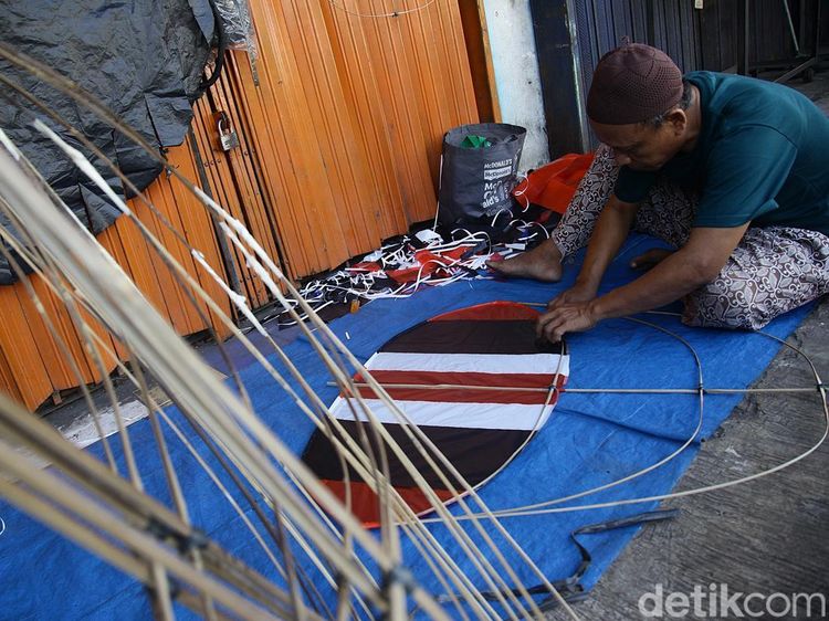 Kemarau Basah Bikin Penjualan Layang-Layang Sepi di Tangerang Selatan