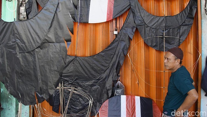 Helmi, warga Pondok Aren, menyelesaikan pembuatan layang-layang di Pondok Aren, Tangerang Selatan, Banten, beberapa waktu lalu. Layang-layang 'koang' tersebut dijual Rp 50.000 untuk ukuran 1 meter dan Rp 150.000 untuk ukuran 2 meter sementara tali layang-layang dijual Rp 25.000/gulung dan Rp 75.000/100 meter. Ia menyatakan musim kemarau yang diiringi hujan deras dalam beberapa hari terakhir membuat penjualan layang-layang tak seramai tahun-tahun sebelumnya atau pada saat musim kemarau kering.