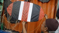 Musim kemarau yang diiringi hujan deras membuat penjualan layang-layang tidak seramai tahun-tahun sebelumnya. 