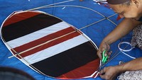Layang-layang jenis koang dengan ukuran 1 hingga 2 meter dijual seharga Rp50.000 hingga Rp150.000 per buah. 