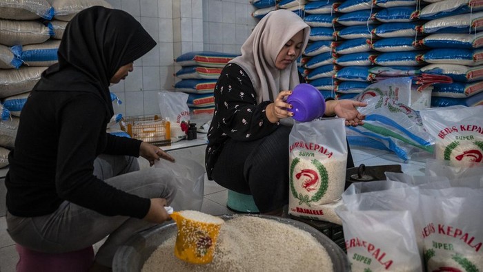 Kenaikan harga beras Pekerja memindahkan karung beras di salah satu gudang beras di Dargo, Semarang, Jawa Tengah, Rabu (27/8/2025). Badan Pusat Statistik (BPS) mencatat pada pekan ketiga Agustus 2025 harga beras naik di 200 kabupaten/kota, dengan rata-rata beras medium Rp14.005–18.899 perkilogram dan beras premium Rp15.437–20.709 perkilogram atau melampaui harga eceran tertinggi (HET) yang ditetapkan Rp12.500–13.500 per kilogram untuk beras medium dan Rp14.900–15.800 kilogram untuk beras premium. ANTARA FOTO/Aprillio Akbar/agr