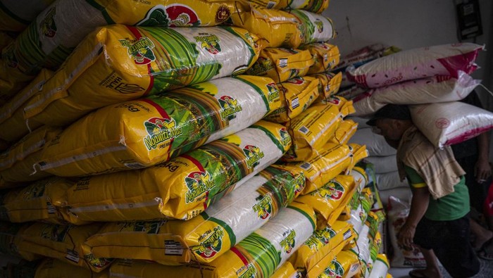 Pekerja memindahkan karung beras di salah satu gudang beras di Dargo, Semarang, Jawa Tengah, Rabu (27/8/2025). Badan Pusat Statistik (BPS) mencatat pada pekan ketiga Agustus 2025 harga beras naik di 200 kabupaten/kota, dengan rata-rata beras medium Rp14.005–18.899 perkilogram dan beras premium Rp15.437–20.709 perkilogram atau melampaui harga eceran tertinggi (HET) yang ditetapkan Rp12.500–13.500 per kilogram untuk beras medium dan Rp14.900–15.800 kilogram untuk beras premium. ANTARA FOTO/Aprillio Akbar/agr