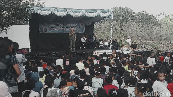 Kepala Badan Nasional dan Penanggulangan Bencana (BNPB) Letjen TNI Suharyanto kunjungan ke lokasi huntap Noboleto, Flores Timur, Rabu (27/8/2025). (Yurgo Purab)