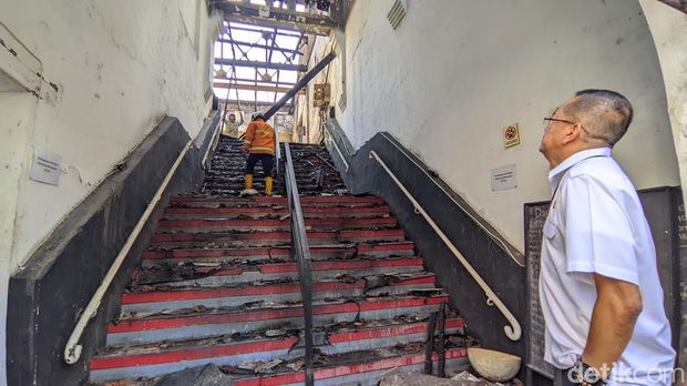 Kepala Dinas Kebudayaan dan Pariwisata Kota Semarang, Wing Wiyarso, mengecek restoran Sego Bancakan yang terbakar di Kota Lama Semarang, Rabu (27/8/2025).