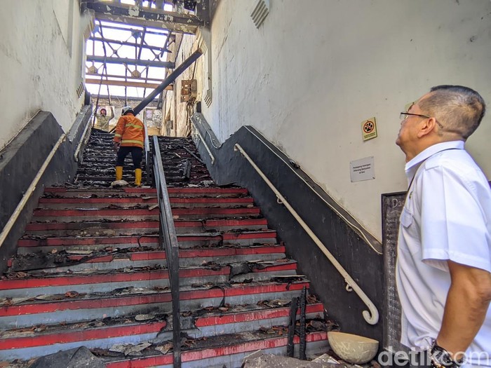 Kepala Dinas Kebudayaan dan Pariwisata Kota Semarang, Wing Wiyarso, mengecek restoran Sego Bancakan yang terbakar di Kota Lama Semarang, Rabu (27/8/2025).