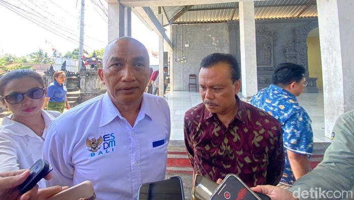 Kepala Dinas Ketenagakerjaan dan ESDM Bali Ida Bagus Setiawan (kiri) ditemui di Balai Desa Banjarasem, Buleleng, Rabu (27/8/2025). (Rizki Setyo Samudero)