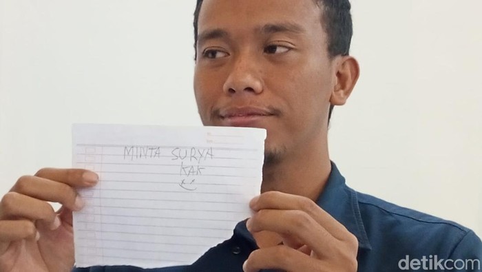 Kepala Satuan Pelayanan Pemenuhan Gizi (SPPG) Mulyodadi, Bambanglipuro. Bantul, Hernawan Santoso saat menunjukkan salah satu surat dari murid yang minta rokok.