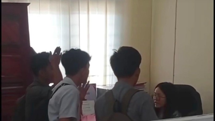 Tangkapan layar video viral keributan antara dosen dan mahasiswa di Nias