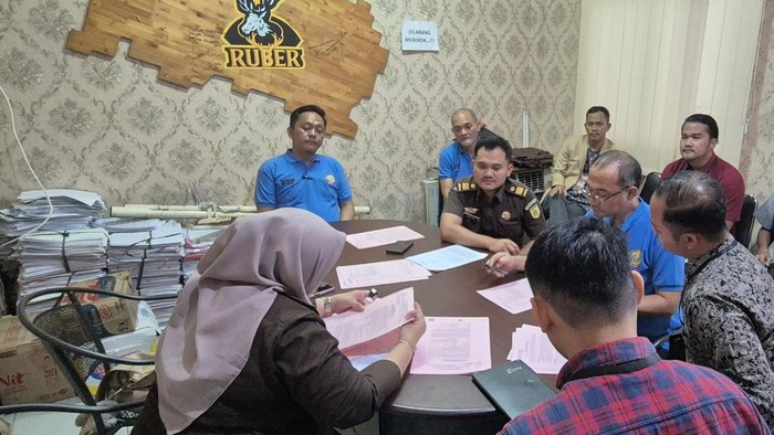 Ketiga tersangka saat akan ditahan (Dok Kejati Riau)