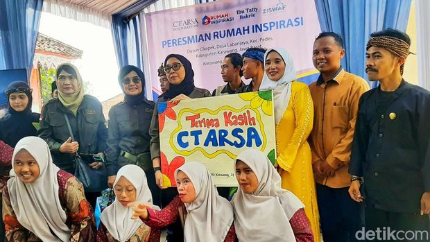 Ketua CTARSA Foundation Anita Ratnasari Tanjung saat meresmikan rumah inspirasi di Karawang