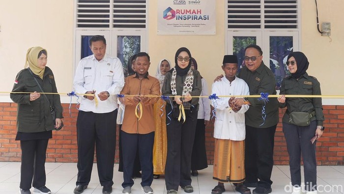Ketua CTARSA Foundation Anita Ratnasari Tanjung saat meresmikan rumah inspirasi di Karawang