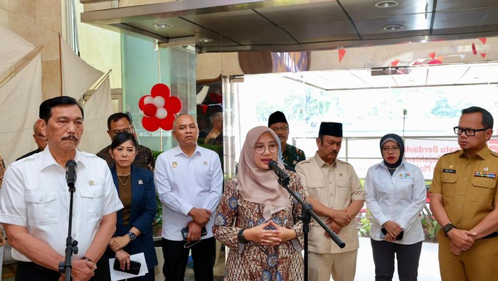 Ketua Dewan Ekonomi Nasional (DEN) Luhut Binsar Pandjaitan dan Bupati Ipuk