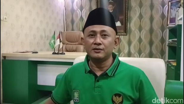 Ketua DPC PKB Pemalang, Iskandar Ali Syahbana sarate berikan keterangan di Kantor DPC PKB Pemalang, Rabu (27/08/2025).