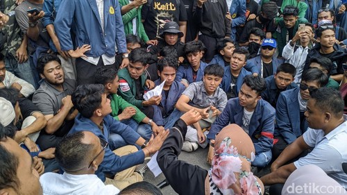 Ketua DPRD NTB Baiq Isvie Rupaeda (jilbab cokelat) menemui ratusan mahasiswa dari Aliansi Rakyat dan Mahasiswa NTB di halaman DPRD NTB, Rabu (27/8/2025). (Ahmad Viqi/detikBali).
