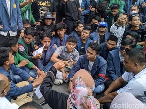 Ketua DPRD NTB Janji Tuntutan Mahasiswa Akan Dibawa ke Pusat