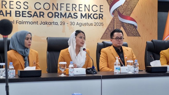 Ketua Penyelenggara Mubes MKGR, Dyah Roro Esti  (tengah)