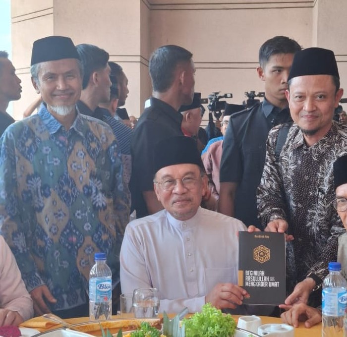 Ketua Umum DPP Hidayatullah Nashirul Haq dan Anggota Dewan Pertimbangan Abdul Aziz QM foto bersama PM Malaysia Anwar Ibrahim.