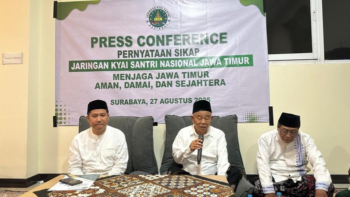 Ketua Umum JKSN yang juga Ketua JKSN Jatim, KH Asep Saifuddin Chalim