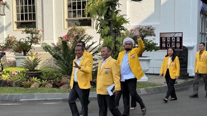 Ketua Umum Partai Golkar Bahlil Lahadalia bersama pengurus inti Golkar bertemu Presiden Prabowo Subianto di Istana Negara, Jakarta.