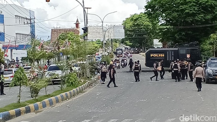 Kondisi jalan di Kota Sorong lumpuh akibat ricuh simpatisan 4 terdakwa makar anggota NRFPB.