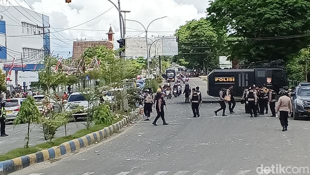 Kondisi jalan di Kota Sorong lumpuh akibat ricuh simpatisan 4 terdakwa makar anggota NRFPB.