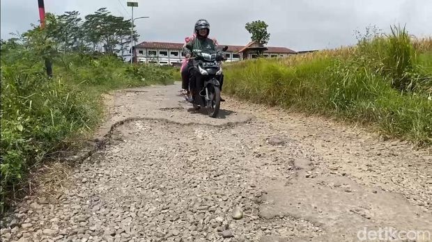 Kondisi jalan rusak Desa Taraban, Peguyangan, Brebes yang jadi inspirasi kritik hiphop Ngapak.Foto diunggah Rabu (27/8/2025).