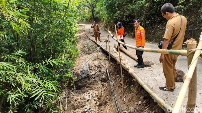 Kondisi jalan yang terancam akibat TPT longsor di Desa Pasirnagara, Kecamatan Pamarican, Kabupaten Ciamis.