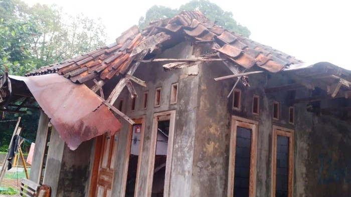 Kondisi Rumah warga di Maleber Ciamis yang tidak layak huni, kini mendapat bantuan Rutilahu.