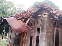 Bahagianya Udin Sanen Usai Terima Bantuan Rutilahu dari Bupati Ciamis