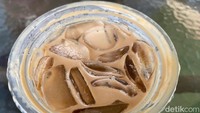 Tekstur kopi susu dari Calf ini creamy, rasa manisnya juga seimbang. Sensasi pekat dari kopinya juga sangat terasa di setiap tegukannya. Foto: Yenny Mustika Sari/detikcom