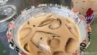 Tampilannya lumayan untuk kopi seharga Rp 8.000. Konsistensinya tak begitu creamy, tapi pahit kopinya juga tak terasa, justru dominan manis yang terasa. Foto: Yenny Mustika Sari/detikcom