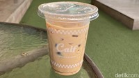 Calf Coffee juga patut dicoba kalau ingin minum kopi gerobakan. Harganya Rp 15.000 per gelas dengan sensasi rasa mirip seperti asli di tokonya. Foto: Yenny Mustika Sari/detikcom