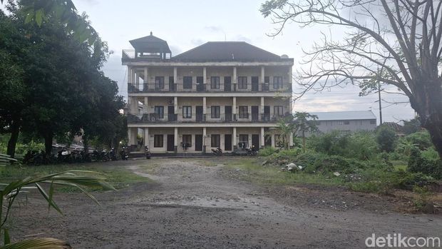 Kos-kosan tiga lantai yang ditempati Gema.