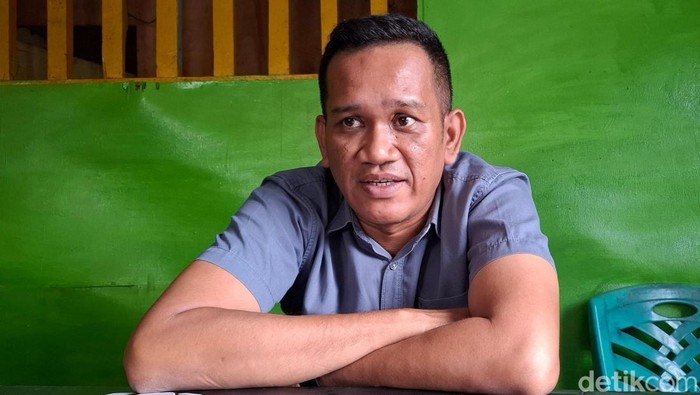 Kuasa hukum keluarga Axi Rambu Kareri Toga, Tommy Jacob, saat diwawancarai di Kota Kupang, NTT, Rabu (27/8/2025). (Foto: Yufengki Bria/detikBali)