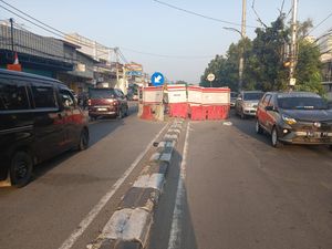 Lalin Jalan Angke Jakbar Macet Imbas Proyek Galian
