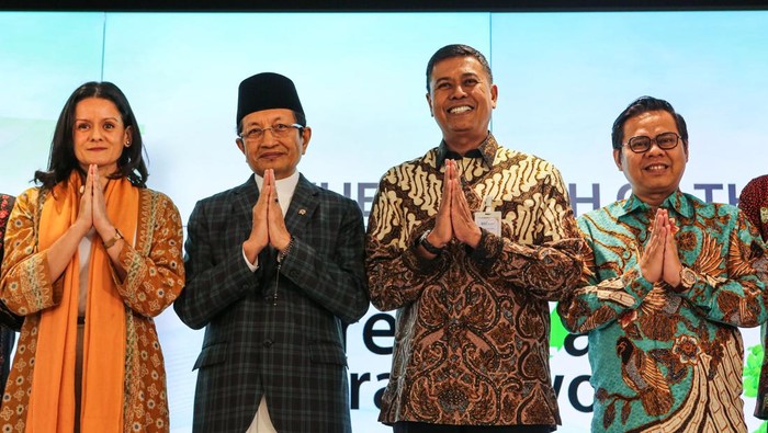 Menteri Agama Nasaruddin Umar (kedua kiri) bersama Direktur Utama BSI terpilih Anggoro Eko Cahyo (kedua kanan), Pimpinan Bidang Pengumpulan BAZNAS Rizaludin Kurniawan (kanan) dan Deputy Resident Representative of UNDP Indonesia Sujala Pant (kiri) meluncurkan Green Zakat Framework di Kantor Pusat BSI, Jakarta, Rabu (27/8/2025). PT Bank Syariah Indonesia Tbk (BSI) bersama United Nations Development Programme (UNDP) Indonesia dan Badan Amil Zakat Nasional (BAZNAS) meluncurkan Green Zakat Framework yang akan dijadikan acuan strategis pemerintah dalam mengintegrasikan pengelolaan zakat dengan upaya perlindungan lingkungan dan ketahanan iklim. ANTARA FOTO/Asprilla Dwi Adha/bar