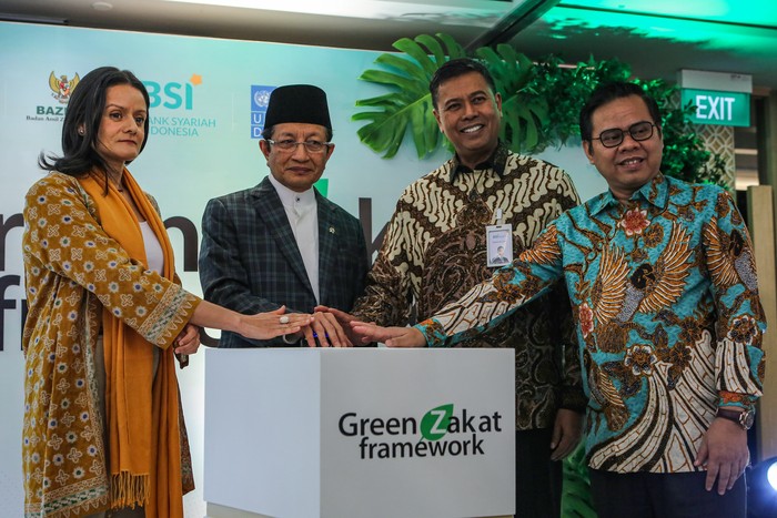 Menteri Agama Nasaruddin Umar (kedua kiri) bersama Direktur Utama BSI terpilih Anggoro Eko Cahyo (kedua kanan), Pimpinan Bidang Pengumpulan BAZNAS Rizaludin Kurniawan (kanan) dan Deputy Resident Representative of UNDP Indonesia Sujala Pant (kiri) meluncurkan Green Zakat Framework di Kantor Pusat BSI, Jakarta, Rabu (27/8/2025). PT Bank Syariah Indonesia Tbk (BSI) bersama United Nations Development Programme (UNDP) Indonesia dan Badan Amil Zakat Nasional (BAZNAS) meluncurkan Green Zakat Framework yang akan dijadikan acuan strategis pemerintah dalam mengintegrasikan pengelolaan zakat dengan upaya perlindungan lingkungan dan ketahanan iklim. ANTARA FOTO/Asprilla Dwi Adha/bar