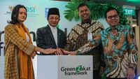 Menteri Agama Nasaruddin Umar (kedua kiri) bersama Direktur Utama BSI terpilih Anggoro Eko Cahyo (kedua kanan), Pimpinan Bidang Pengumpulan BAZNAS Rizaludin Kurniawan (kanan) dan Deputy Resident Representative of UNDP Indonesia Sujala Pant (kiri) meluncurkan Green Zakat Framework. Komitmen kolaborasi ini untuk menjadikan zakat berperan aktif dalam pembangunan berkelanjutan. Foto: ANTARA FOTO/Asprilla Dwi Adha