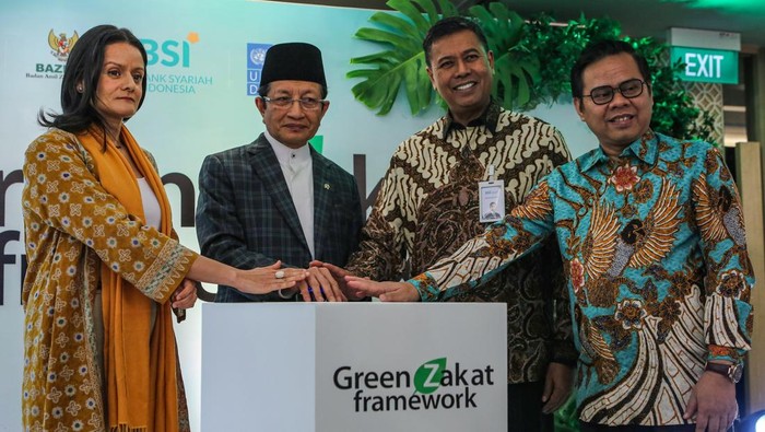 Langkah Baru Pengelolaan Zakat Berwawasan Lingkungan Menteri Agama Nasaruddin Umar (kedua kiri) bersama Direktur Utama BSI terpilih Anggoro Eko Cahyo (kedua kanan), Pimpinan Bidang Pengumpulan BAZNAS Rizaludin Kurniawan (kanan) dan Deputy Resident Representative of UNDP Indonesia Sujala Pant (kiri) meluncurkan Green Zakat Framework di Kantor Pusat BSI, Jakarta, Rabu (27/8/2025). PT Bank Syariah Indonesia Tbk (BSI) bersama United Nations Development Programme (UNDP) Indonesia dan Badan Amil Zakat Nasional (BAZNAS) meluncurkan Green Zakat Framework yang akan dijadikan acuan strategis pemerintah dalam mengintegrasikan pengelolaan zakat dengan upaya perlindungan lingkungan dan ketahanan iklim. ANTARA FOTO/Asprilla Dwi Adha/bar