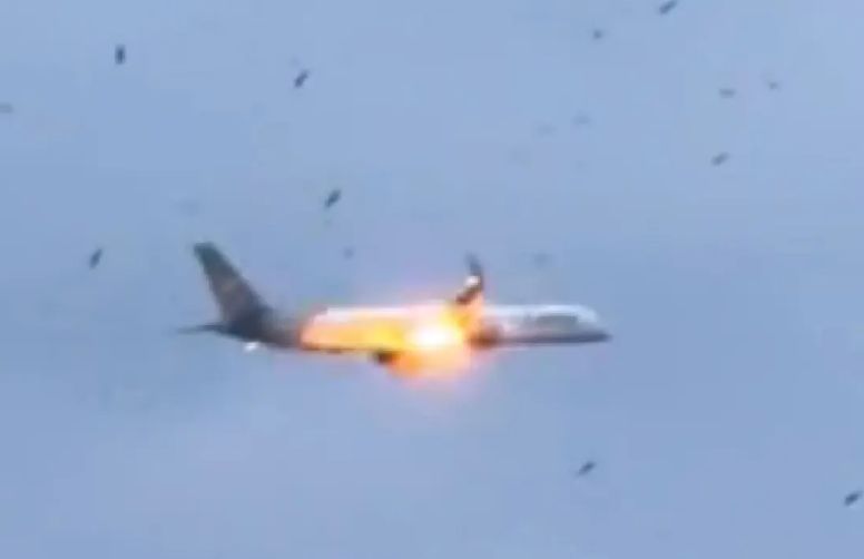 Ledakan mesin sebelah kanan Boeing 737 milik Condor Airlines.