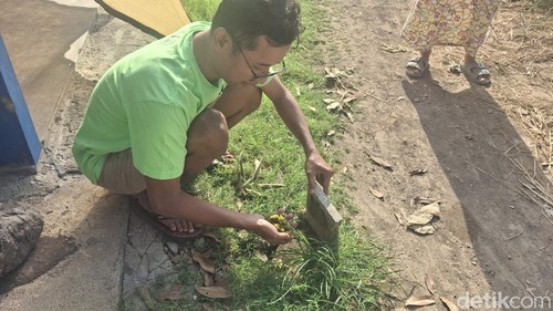 Gangsar menunjukkan lubang biopori di area rumahnya di Denpasar.
