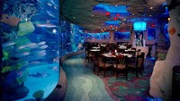 Downtown Aquarium di Houston, Amerika Serikat adalah restoran dengan akuarium 380.000 liter berisi hiu, pari, dan ratusan spesies laut. Restoran ini terkenal dengan sajian steak serta seafood. Foto: Site Culinary/Visual