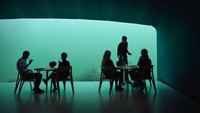 Restoran Under di Norwegia mengajak tamu menikmati keindahan bawah laut Atlantik dalam bangunan beton ikonik bersudut 45 derajat yang juga jadi rumah bagi biota laut. Foto: Site Culinary/Visual