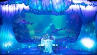 Sealife Sydney menawarkan pengalaman makan privat di dalam akuarium, mulai dari samping terumbu karang hingga tepat di depan tangki hiu dengan paket khusus eksklusif.  Foto: Site Culinary/Visual