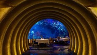 Ristorante L’Olivo di Dubai menghadirkan suasana intim di Burj Al Arab dengan meja melengkung menghadap akuarium raksasa. Pelanggan bakal disuguhi hidangan Italia mewah. Foto: Site Culinary/Visual