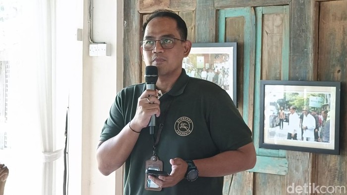 Manager Strategi Pemasaran PT PLN (Persero) UID Bali Eko Sudaryono dalam kegiatan temu media di Denpasar, Bali pada Rabu (27/8/2025). (Ni Made Lastri Karsiani Putri-detikBali)